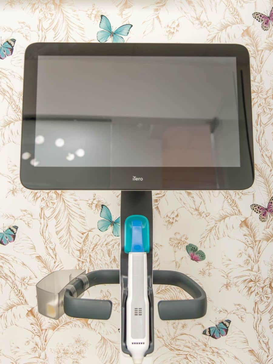 Hidden-smiles-office-photos-itero-digital-scanner Hidden smiles office photos itero digital scanner 1